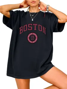 Detail van de Boston US 1630 print op een zwart oversized dames t-shirt