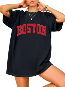 Detailweergave van een oversized zwart t-shirt met een rode BOSTON letteropdruk.