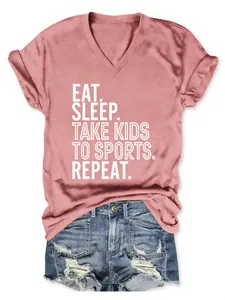 Vue à plat d'un t-shirt à col en V pour femme associé à un short en jean déchiré