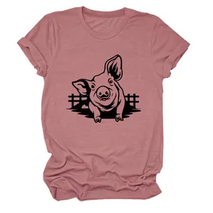 Dettaglio della simpatica stampa grafica a forma di maiale sulla maglietta casual da donna in rosa