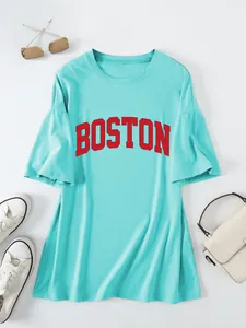 Detailweergave van casual oversized lichtblauw t-shirt met rode Boston grafische print