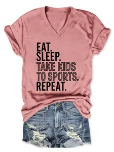 Gros plan d'un t-shirt rose à col en V avec le slogan 'Eat Sleep Take Kids to Sports'.