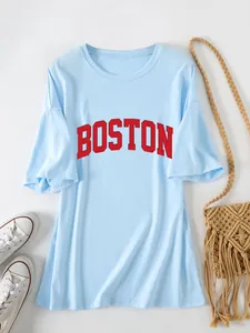 Oversized lichtblauw T-shirt met rode Boston-print en macramé tas