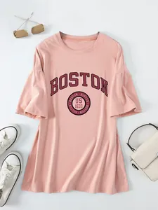 Detailopname van roze oversized T-shirt met donkerrode Boston 1630 grafische print