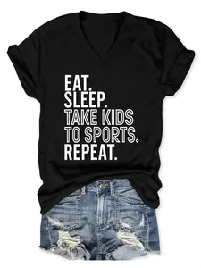 Gros plan sur t-shirt noir col V avec slogan Eat Sleep Take Kids to Sports