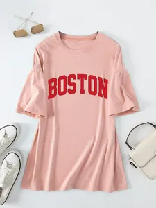 Gedetailleerde weergave van een roze oversized dames t-shirt met korte mouwen en print