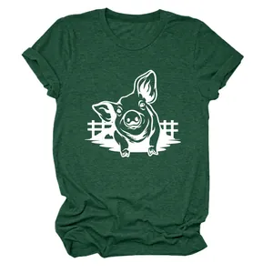 Primo piano della stampa bianca a testa di maiale su t-shirt verde scuro