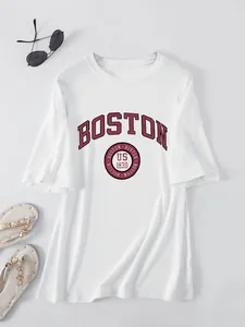 Oversized wit T-shirt met Boston US 1630 grafische print, casual zomerse look voor haar.