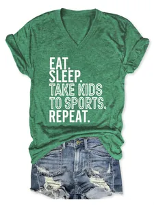 Vue détaillée d'un t-shirt femme vert à col en V avec slogan blanc et short en jean