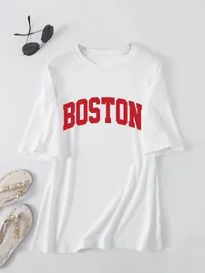 Gedetailleerde weergave van wit oversized T-shirt met rode BOSTON tekstprint