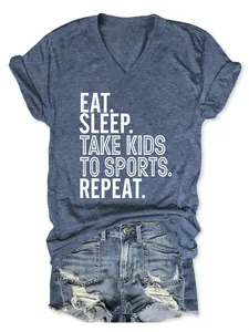 Détail d'un t-shirt col V femme avec imprimé 'Eat Sleep Take Kids to Sports' slogan.