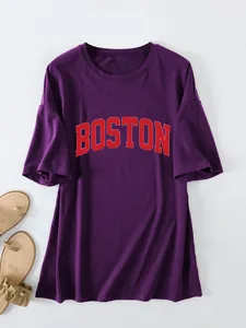 Casual oversized paars T-shirt met een rode gebogen Boston-tekstprint op de borst
