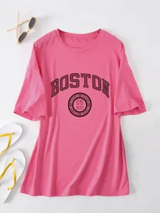 Detailweergave van roze oversized T-shirt met vintage Boston 1630 grafische print