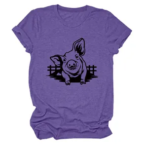 Dettaglio della simpatica stampa a testa di maiale su t-shirt viola a maniche corte