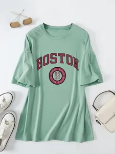 Detailweergave van het saliegroene Boston US 1630 vintage oversized dames t-shirt.