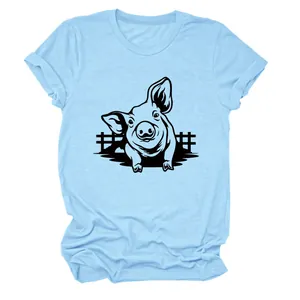Vista dettagliata della simpatica stampa grafica a testa di maiale su t-shirt azzurra