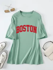 Oversized groen T-shirt met opvallende rode Boston-grafische print plat gelegd