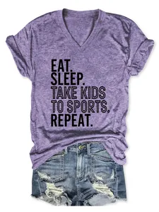 Détail d'un t-shirt violet col V avec slogan 'Eat Sleep' pour le sport.