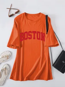 Detailopname van een oversized oranje dames T-shirt met rode Boston-bedrukking