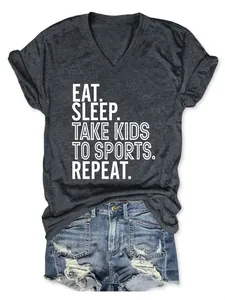 T-shirt gris col en V pour femme avec slogan Eat Sleep Take Kids to Sports blanc.