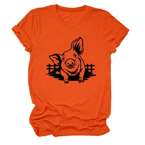 Vista dettagliata della t-shirt arancione da donna con simpatica stampa a maiale