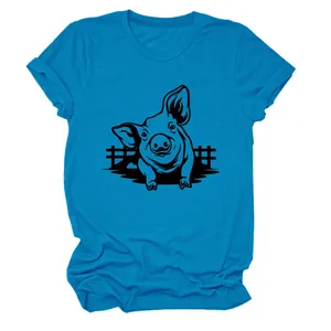 Vista dettagliata della simpatica stampa grafica a testa di maiale su una t-shirt blu.