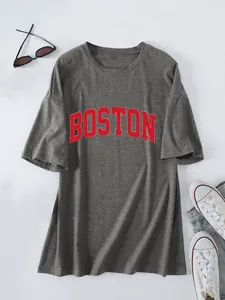 Detailweergave van grijs oversized dames t-shirt met rode Boston-print en modeaccessoires