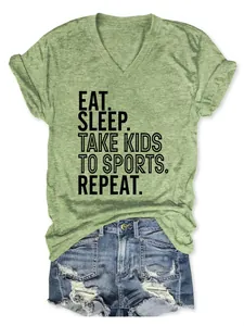 T-shirt vert col V avec impression 'EAT SLEEP TAKE KIDS TO SPORTS REPEAT' détail