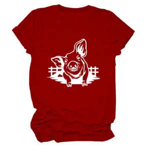 Dettaglio della stampa grafica a testa di maiale bianco su una t-shirt rosso vino