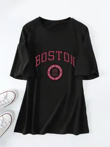 Zwart oversized T-shirt met rode Boston US 1630 grafische opdruk op witte achtergrond