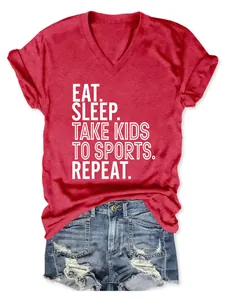 T-shirt rouge col en V pour femmes avec imprimé 'Eat Sleep Take Kids To Sports Repeat'.