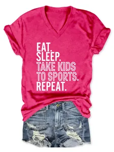T-shirt rose col en V pour femme avec slogan 'Eat Sleep Take Kids to Sports Repeat'