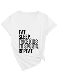 Vue détaillée d'un t-shirt blanc à col en V avec l'inscription 'Eat Sleep Take Kids to Sports'