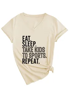 Vue détaillée du t-shirt beige à col en V avec impression texte sport pour femme