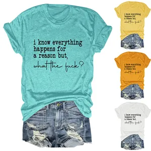 Vue détaillée du t-shirt à slogan pour femmes en plusieurs couleurs avec un short.
