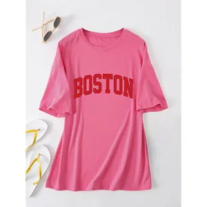 Oversized roze dames t-shirt met rode 'BOSTON' opdruk en ronde hals.