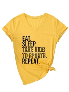 T-shirt jaune col V pour femme avec slogan 'Eat Sleep Take Kids to Sports Repeat'