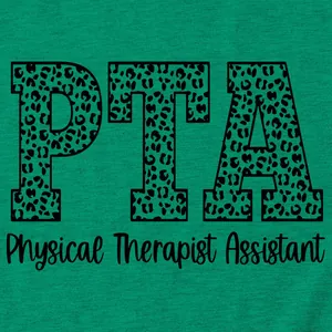 Detalle del gráfico PTA Physical Therapist Assistant con estampado de leopardo en camiseta