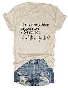 T-shirt beige minimaliste avec slogan drôle et short en jean délavé style décontracté