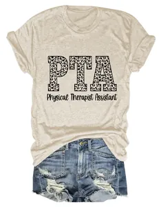 Detalle de camiseta beige con estampado de leopardo PTA Physical Therapist Assistant