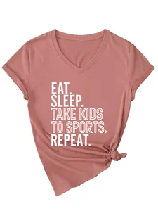 T-shirt rose col en V avec slogan Eat Sleep Take Kids to Sports Repeat en détail