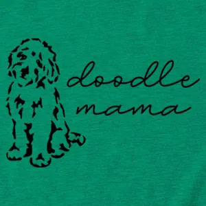 Gros plan sur le détail de l'imprimé doodle mama sur un t-shirt vert pour femme