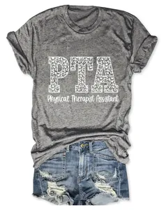 Detalle de camiseta gris jaspeada con gráfico PTA de leopardo y texto profesional