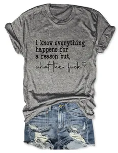 Vue détaillée d'un t-shirt gris chiné avec le texte imprimé 'what the fuck' en gros plan