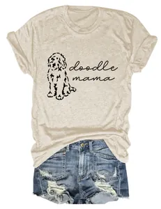 Détail d'un t-shirt décontracté avec motif chien 'doodle mama' et short en jean pour femme