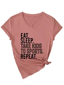 Détail du message EAT SLEEP TAKE KIDS TO SPORTS sur un T-shirt rose poudré à col en V pour femmes