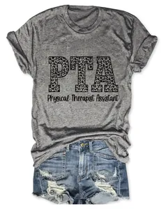 Detalle del estampado de leopardo Physical Therapist Assistant en camiseta gris.