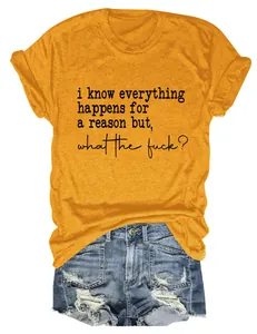 Vue détaillée de l'impression du slogan noir sur le t-shirt jaune décontracté femme