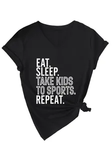 Détail du t-shirt noir à col en V avec slogan imprimé blanc pour maman