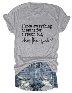 Détail rapproché du t-shirt gris en coton avec slogan d'humour et short en jean
